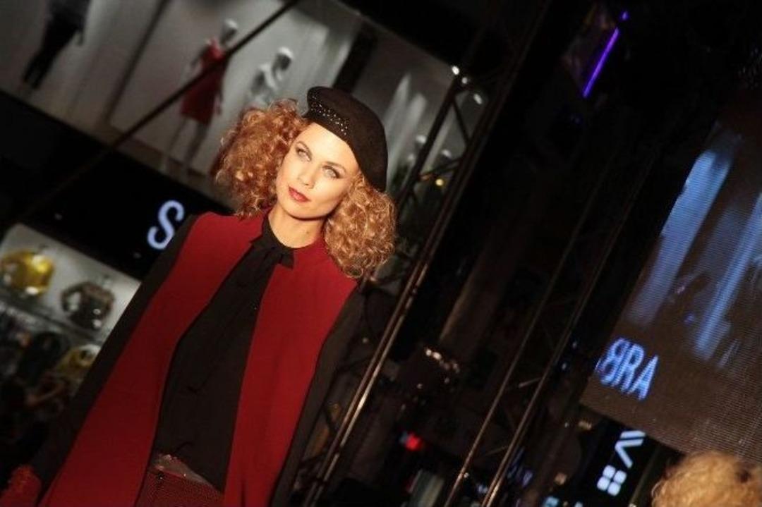 Mankenleri G&ouml;r&uuml;nt&uuml;leyebilmek İ&ccedil;in Birbirleriyle Yarıştılar