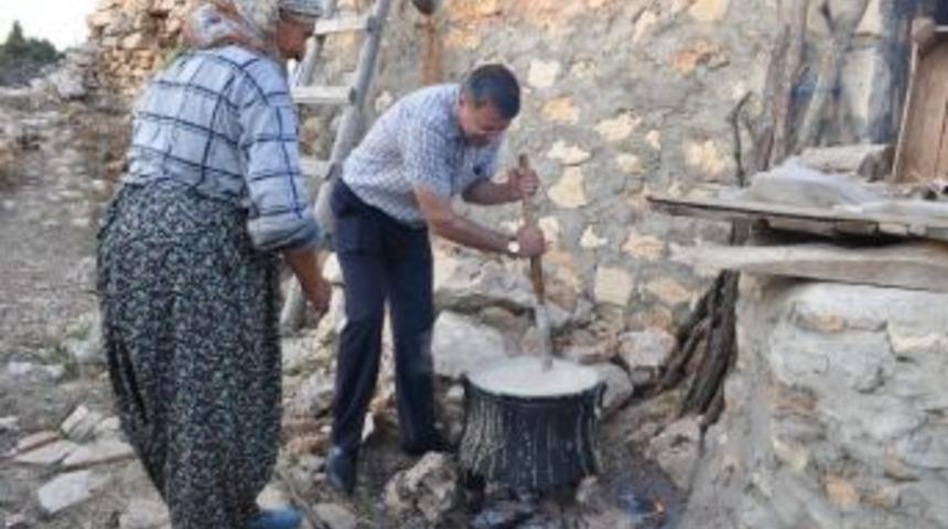 Silifke Belediye Başkanı Mustafa Turgut, K&ouml;yl&uuml; Kadınlarla Tarhana Yaptı