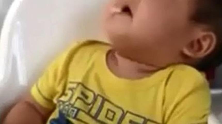 Uyku Ve Yemek Arasında Gidip Gelen &Ccedil;ocuk G&uuml;l&uuml;msetti