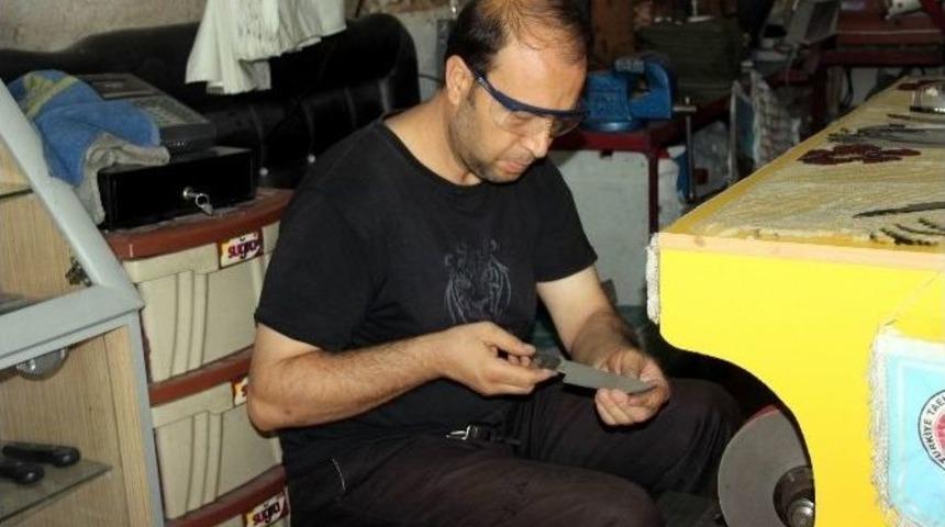 Bı&ccedil;ak&ccedil;ılar Kurbana Hazırlanıyor