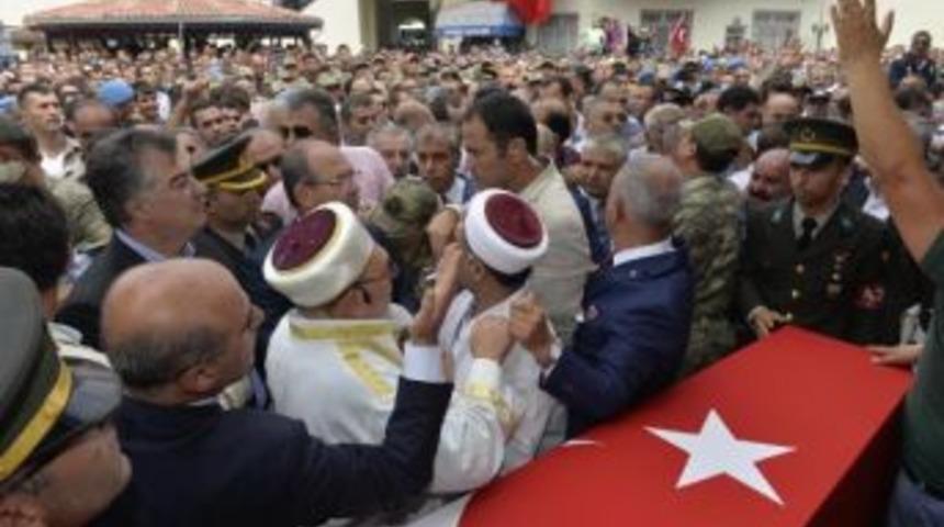 Y&uuml;zbaşı Cenazesindeki Protestolarda 2 Kişi Cumhurbaşkanına Hakaretten Tutuklandı