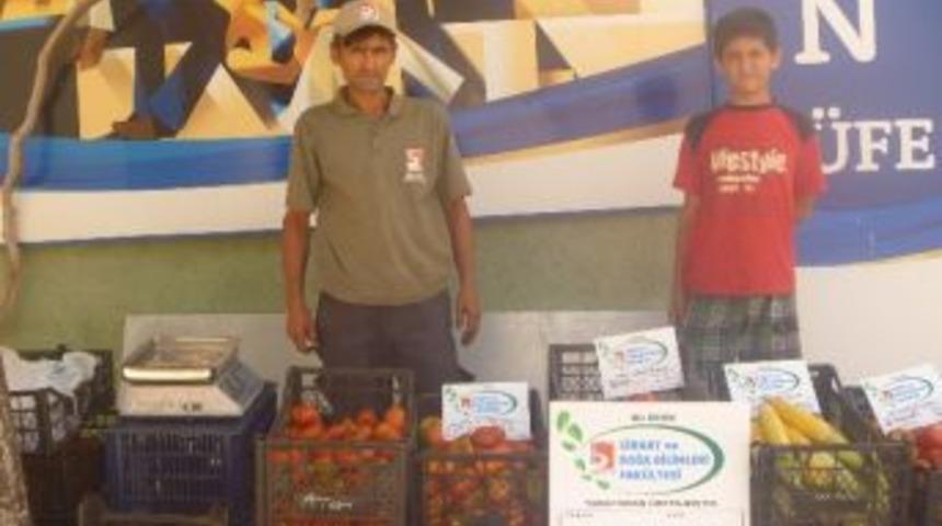 &Uuml;niversite &Ouml;ğrencilerinin Yetiştirdiği Organik &Uuml;r&uuml;nler Satışa Sunuldu