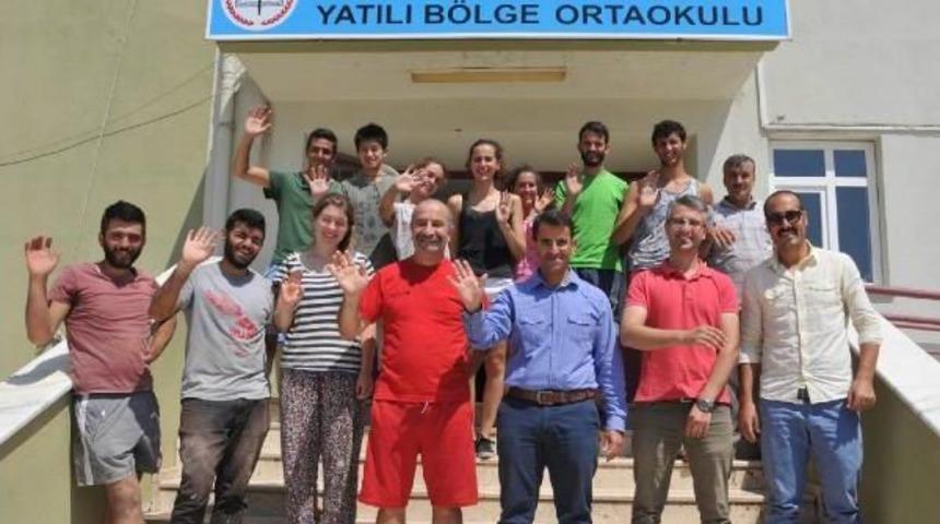 Hem Tatil Yapıyor Hem De Okulun Bakımını Yapıyorlar
