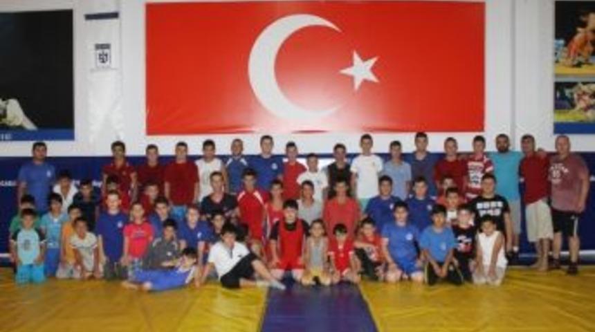 B&uuml;y&uuml;kşehirli G&uuml;reş&ccedil;iler, Makedon G&uuml;reş&ccedil;ilerle Kamp Yapıyor