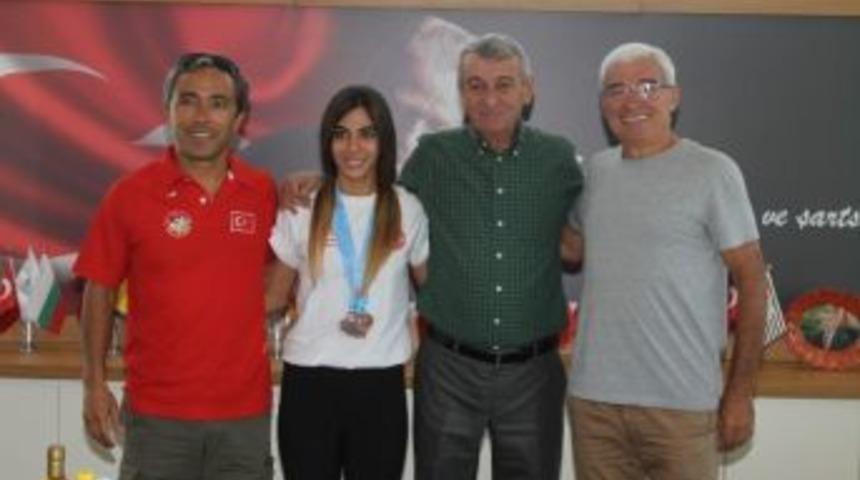 17 Yaşındaki Atletten &Ccedil;ifte Başarı