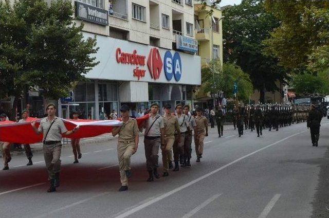 Trabzon’da Askerler Slogan Atarak Yürüdü