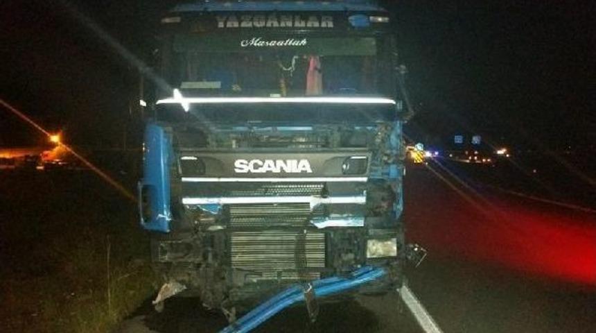 Tır Yola &Ccedil;ıkan &Uuml;st&uuml; A&ccedil;ık Otomobili Ezdi : 2 &Ouml;l&uuml;, 1 Yaralı