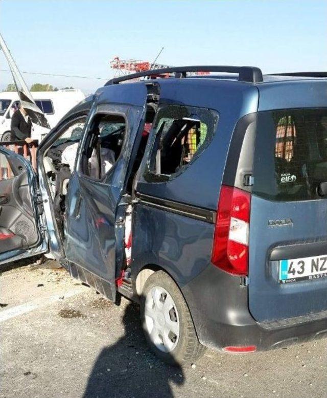 Kütahya-afyonkarahisar Yolunda Trafik Kazası: 1 Ölü, 4 Yaralı