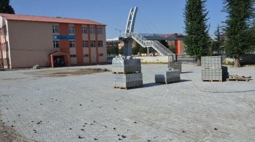 Tatvan Belediyesi Okul Bah&ccedil;elerine Parke Taşı D&ouml;ş&uuml;yor