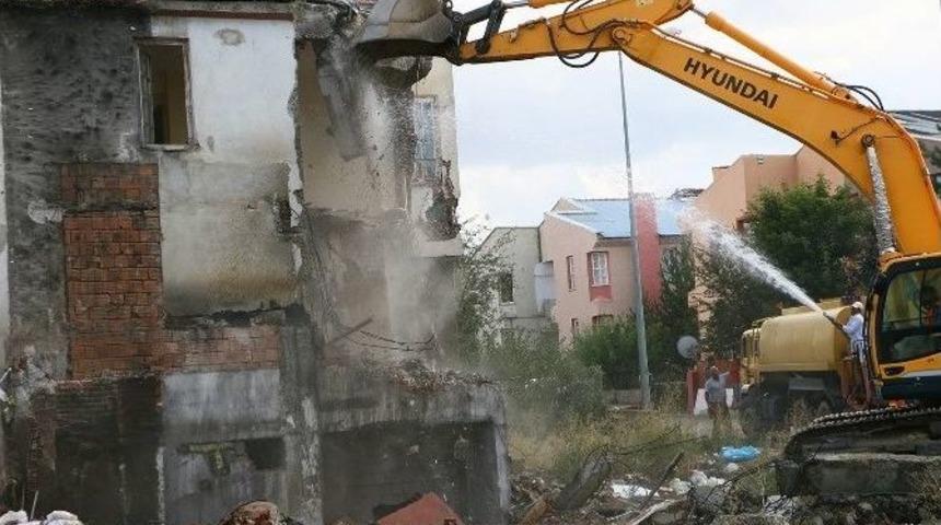 Aziziye Metruk Yapılardan Temizleniyor