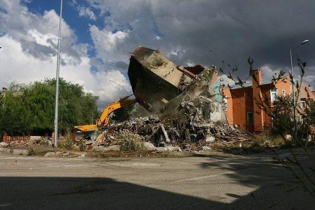 Aziziye Metruk Yapılardan Temizleniyor