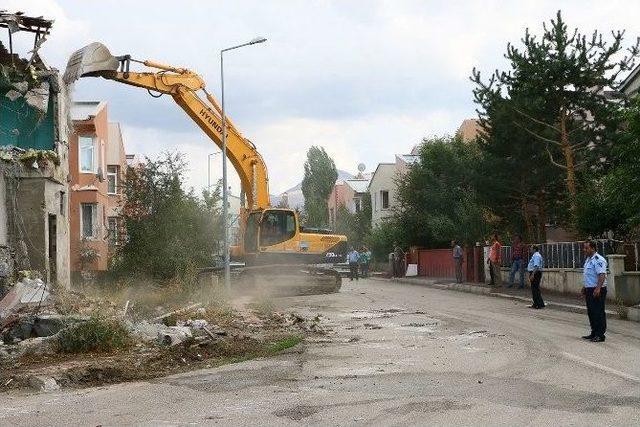 Aziziye Metruk Yapılardan Temizleniyor