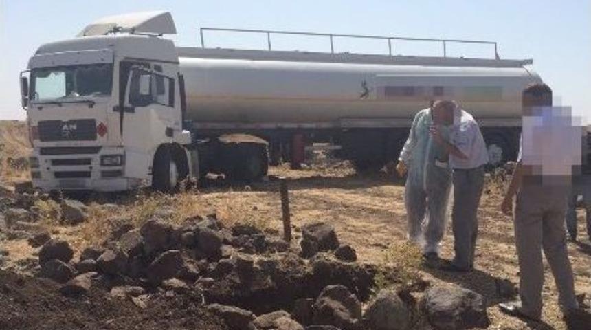 Jandarmayı G&ouml;ren Hırsızlar 40 Tonluk Tankeri Bırakarak Ka&ccedil;tı
