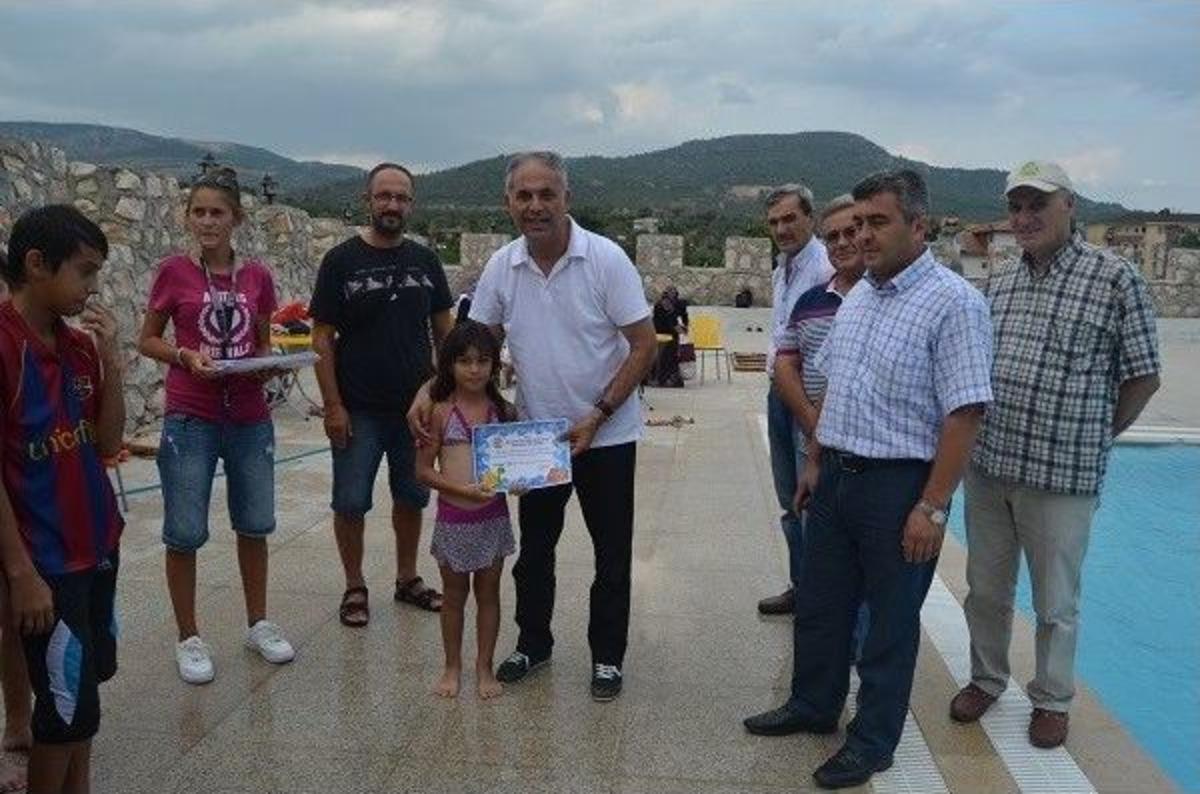 Yaz Y&uuml;zme Kursuna Katılan &Ouml;ğrencilere Sertifikaları Verildi