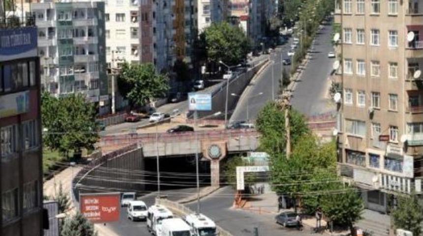 Diyarbakır'da Dbp'nin &Ccedil;ağrısıyla 'kepenk Kapatma' Eylemi