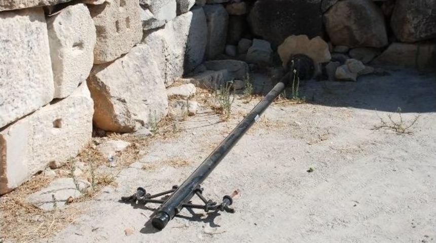 Apollon Tapınağı&rsquo;nı Aydınlatan Direkler Tahrip Edildi