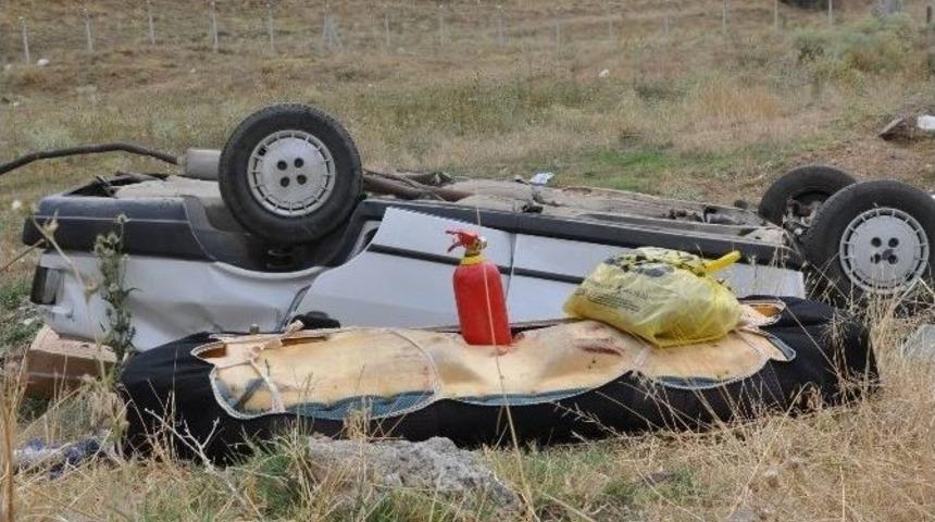 Sivas&rsquo;ta Otomobil Şarampole Devrildi: 2 Yaralı