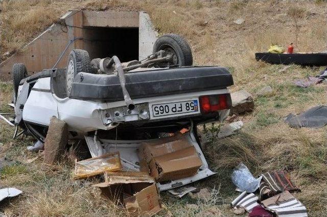 Sivas’ta Otomobil Şarampole Devrildi: 2 Yaralı