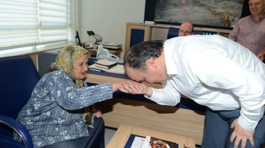 Hayırsever M&uuml;şerref Teyzeden Anlamlı Bağış
