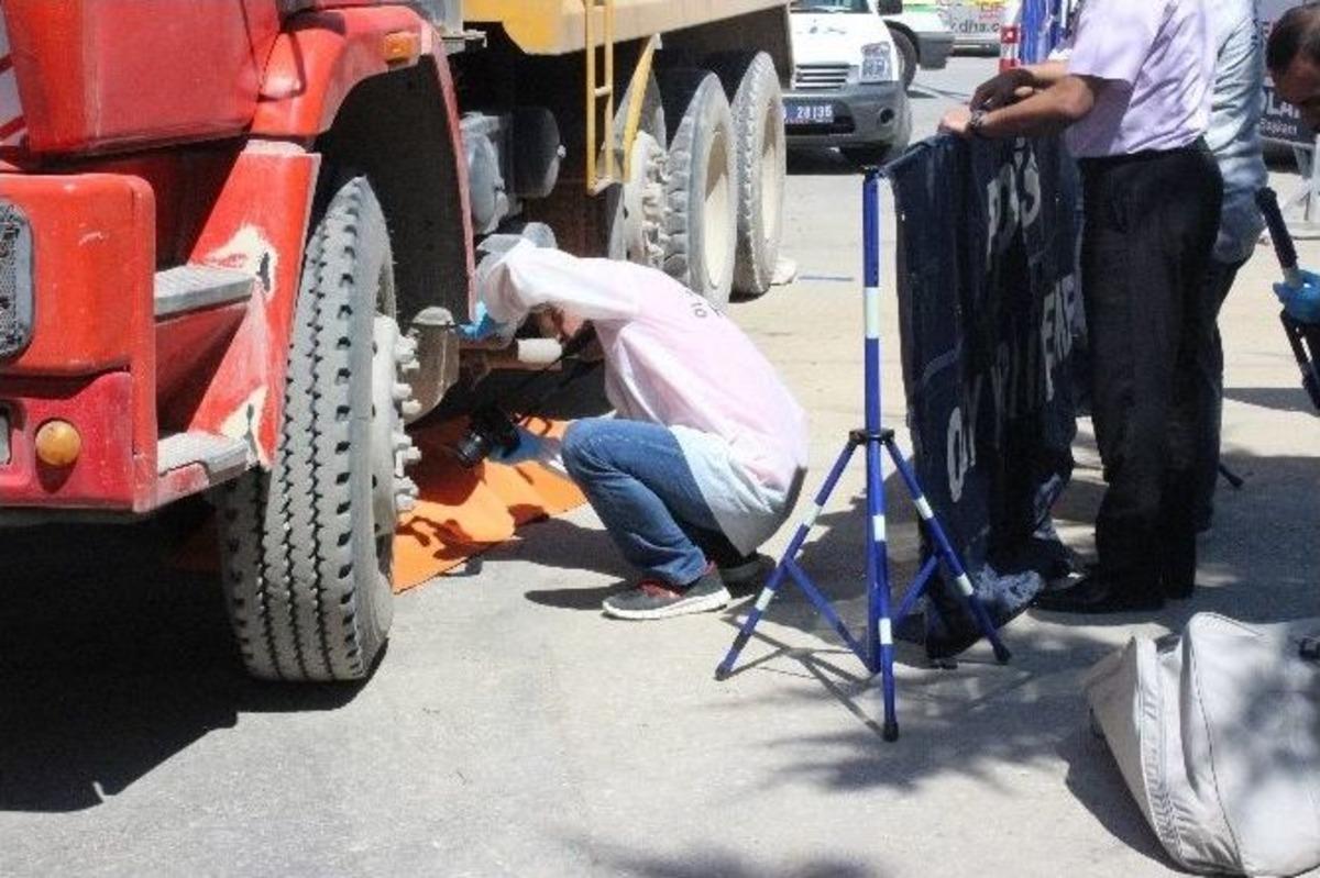 Tır&rsquo;ın Altında Kalan Yaşlı Kadın Hayatını Kaybetti