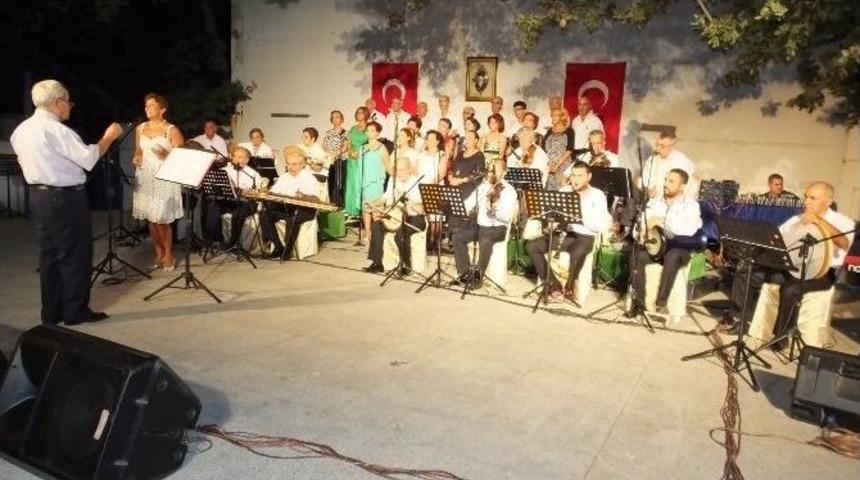 Burhaniye&rsquo;de K&ouml;rfez G&ouml;n&uuml;l Dostları 1500 Kişiye Konser Verdi