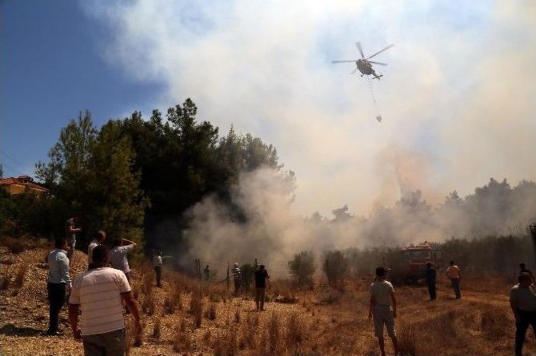 Antalya&rsquo;da Yerleşim Alanına Yaklaşan Alevler Paniğe Sebep Oldu
