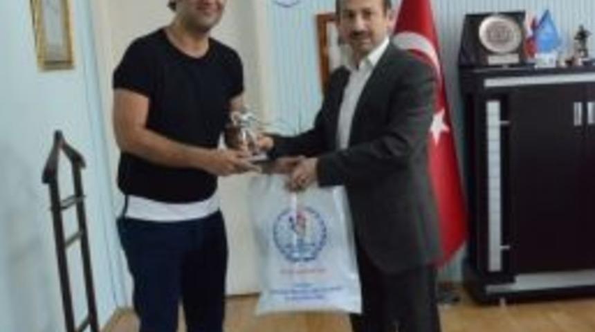 Bilardo Şampiyonu Bulut, Spor M&uuml;d&uuml;r&uuml;n&uuml; Ziyaret Etti