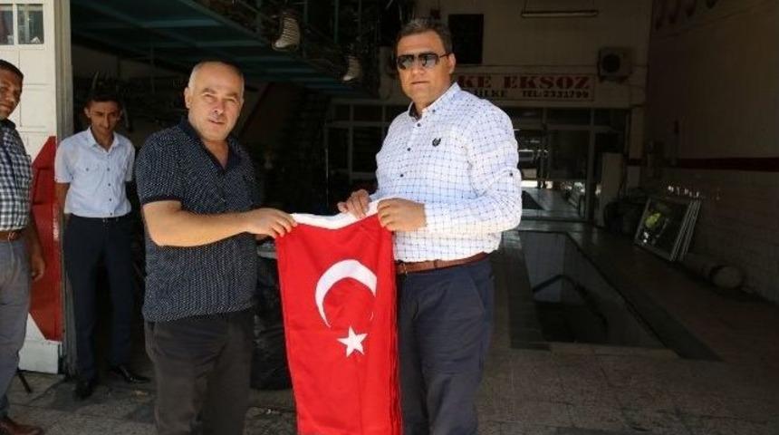 Manisa Esnafından Bayrak Duyarlılığı