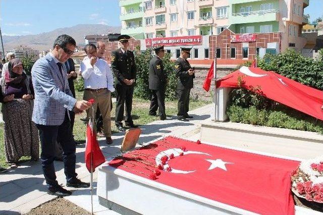 Zafer Bayramı Nedeniyle Şehitlik Ziyaret Edildi