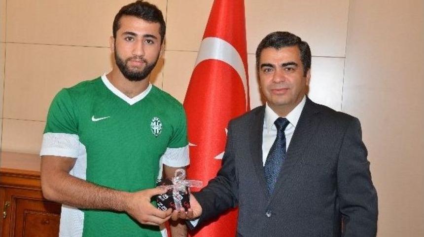 Vali D&uuml;zg&uuml;n Başarılı Sporcuyu &Ouml;d&uuml;llendirdi