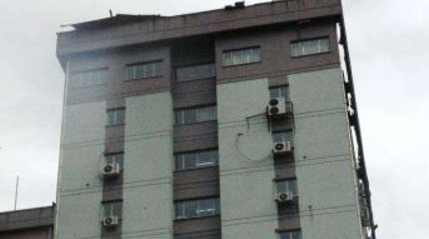 1 Kişinin &Ouml;l&uuml;m&uuml;ne Neden Olan Maliye Binasının &Ccedil;atısı Onarılıyor