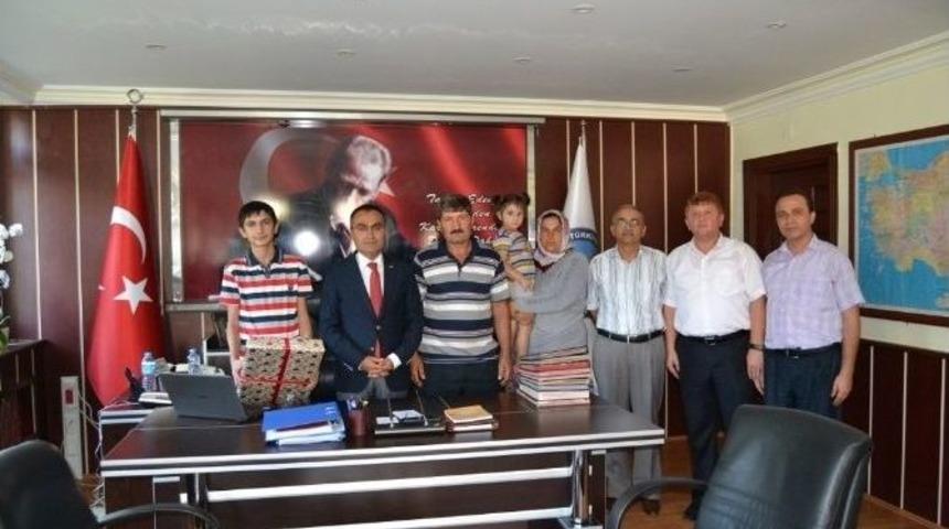 Teog Sınav Birincisi S&uuml;leyman Topuk&ccedil;u&rsquo;ya &Ouml;d&uuml;l