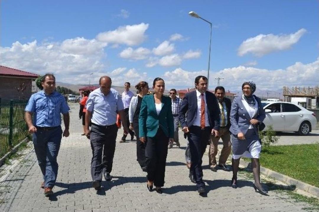 Vali Yardımcısı &Ouml;zdemir Engelli &Ccedil;ocukları Yalnız Bırakmadı