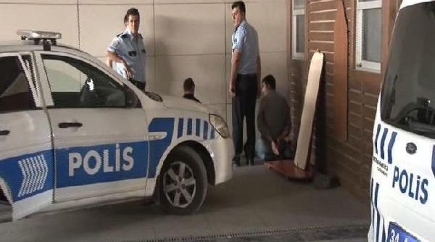 Uzun&ccedil;ayır Metrob&uuml;s Durağı &Ccedil;ıkışında Silahlı 2 Kişi Yakalandı