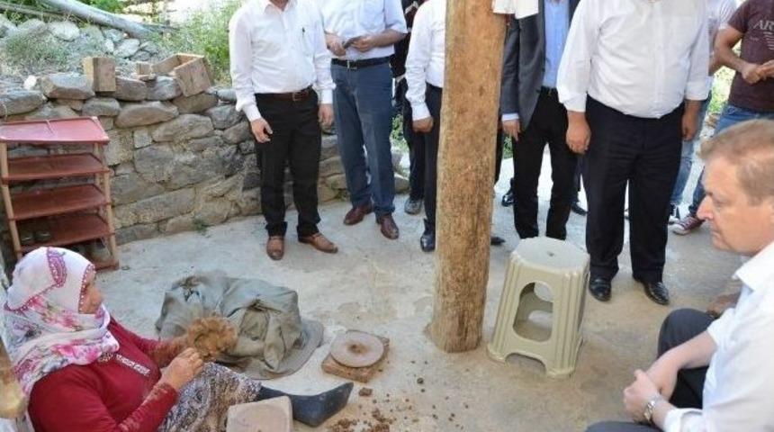 Vali Yavuz D&ouml;lek K&ouml;y&uuml;nde İncelemelerde Bulundu