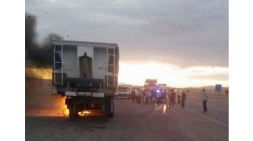 Tır Kasası Yandı İlk M&uuml;dahaleyi Vatandaş Yaptı