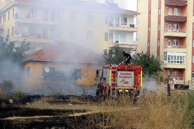 Ot Yangını Paniğe Neden Oldu