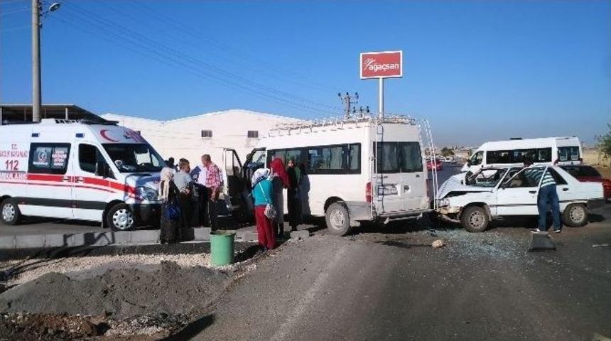 Adıyaman&rsquo;da Otomobille Minib&uuml;s &Ccedil;arpıştı: 5 Yaralı