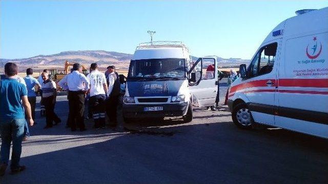 Adıyaman’da Otomobille Minibüs Çarpıştı: 5 Yaralı