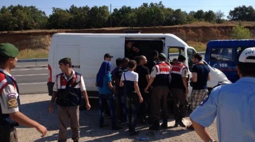 Trafik Kontrol&uuml;nde 42 Ka&ccedil;ak Yakalandı