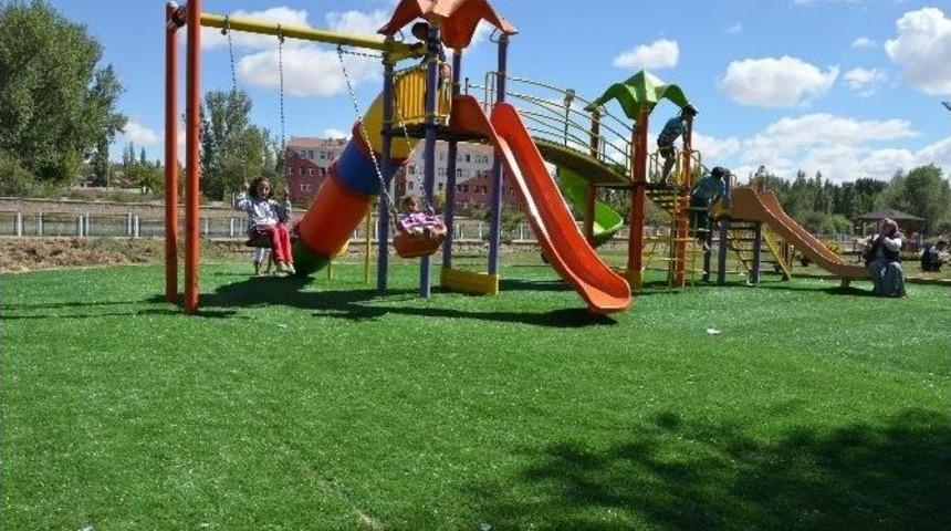 B&uuml;nyan Belediyesi &Ccedil;ocuk Oyun Alanlarını Halı İle Kaplıyor