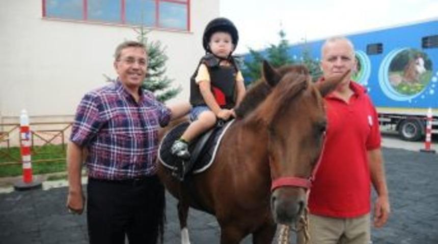 Başkan &Ccedil;etin &Ccedil;ocukları Atlara Bindirdi