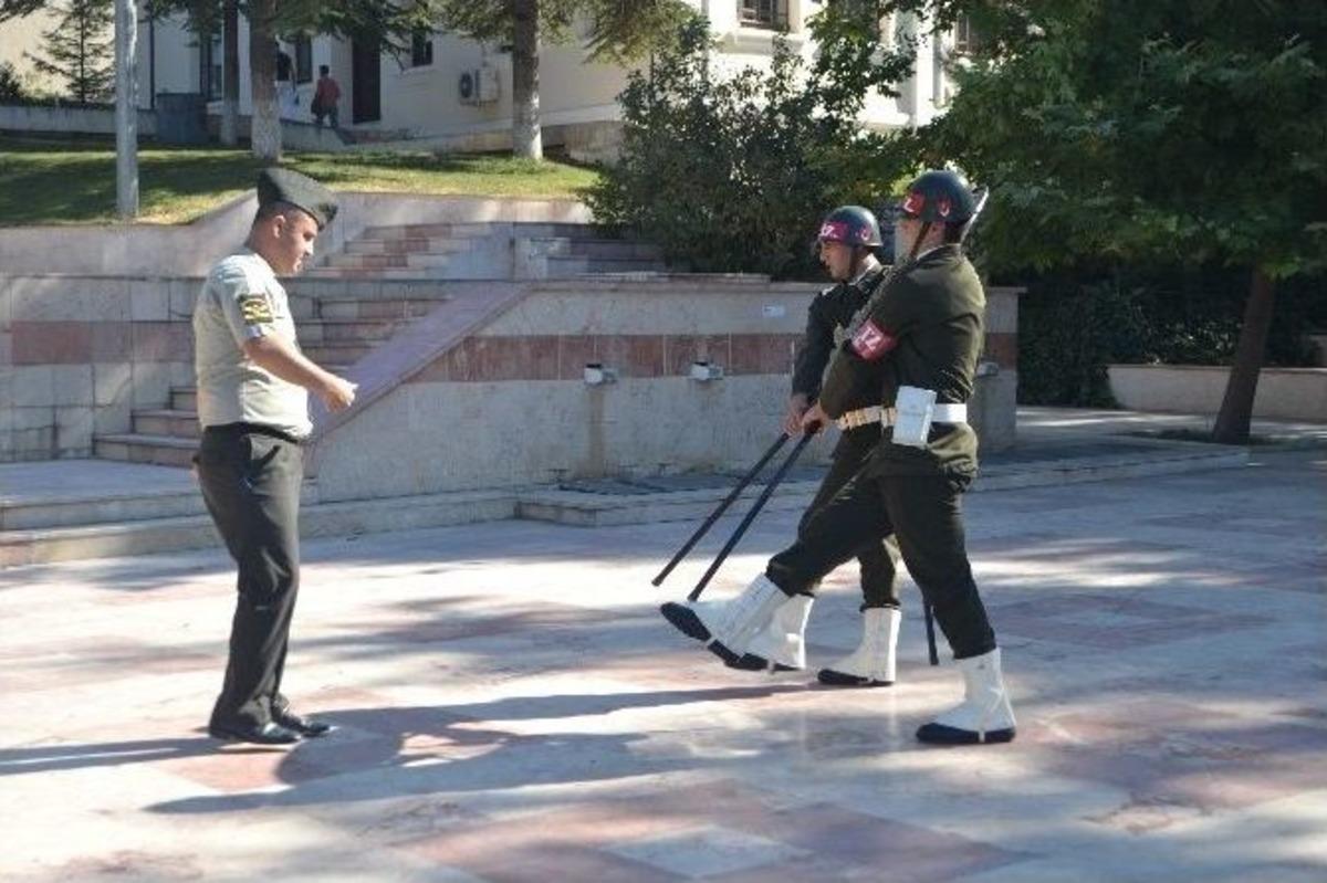 30 Ağustos Zafer Bayramı Kutlamaları &Ouml;ncesi Askerler Prova Yaptı