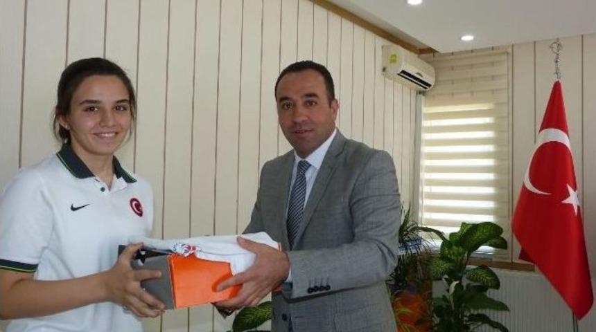 Başarılı Olan Taekwondocular &Ouml;d&uuml;llendirildi