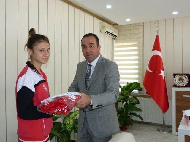 Başarılı Olan Taekwondocular &Ouml;d&uuml;llendirildi 2