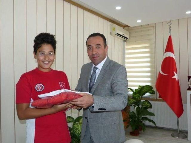 Başarılı Olan Taekwondocular &Ouml;d&uuml;llendirildi 3