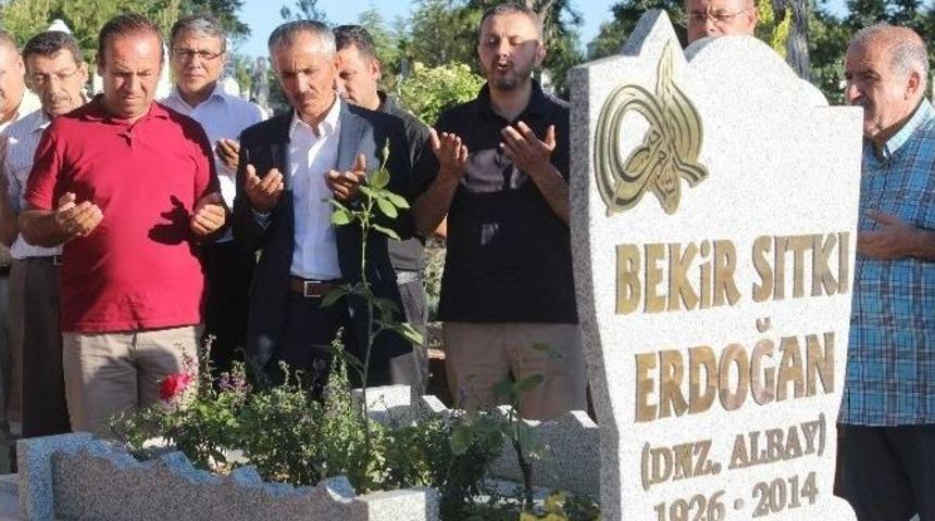 &Uuml;nl&uuml; Şair Mezarı Başında Anıldı