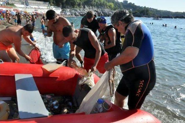 Zonguldak'ta Mavi Bayraklı Plajda Temizlik