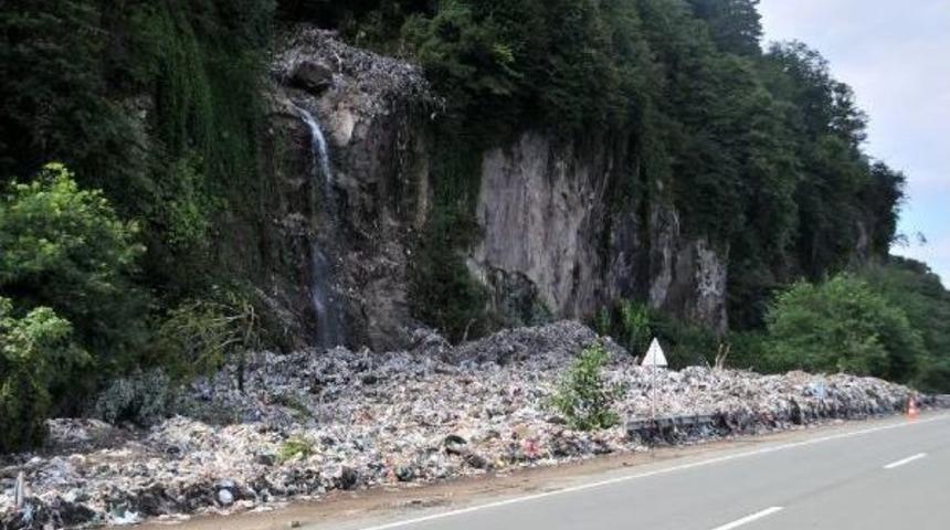 Sel Suları Ka&ccedil;ak &Ccedil;&ouml;p Dağını Ortaya &Ccedil;ıkardı