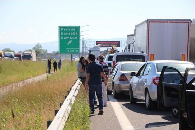 Devrilen Tır, Tem'in Ankara Yönünü 1 Saat Ulaşıma Kapattı